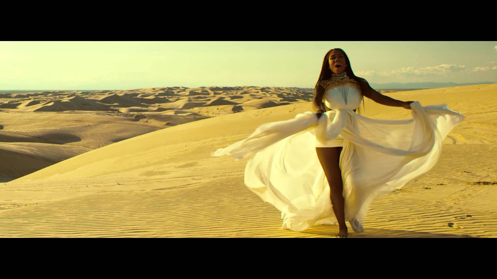 Как называется зарубежная песня. Девушка поет в пустыне. Певица поющая в пустыне. Клип в пустыне. Девушка в белом платье в пустыне.
